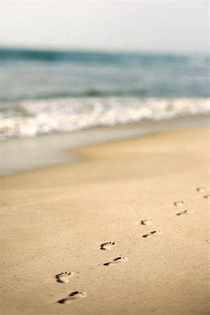 simsearch:400-03923118,k - Scenic sandy coastline with footprints and waves. Fotografie stock - Microstock e Abbonamento, Codice: 400-03923543