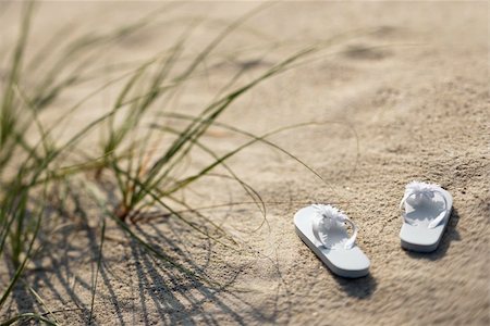 simsearch:400-03923118,k - Two white sandals on sandy beach. Fotografie stock - Microstock e Abbonamento, Codice: 400-03923552