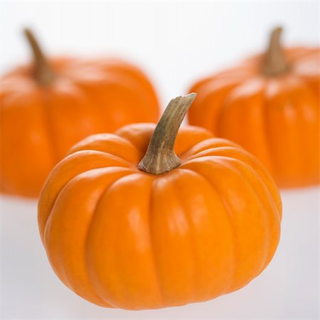 simsearch:614-00380639,k - Still life of three orange pumpkins against white background. Fotografie stock - Microstock e Abbonamento, Codice: 400-03923569