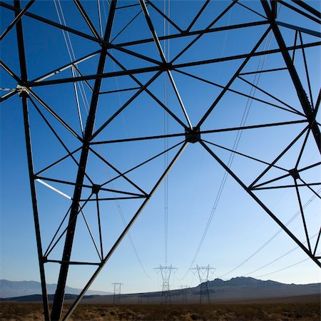 simsearch:693-03317590,k - Electrical power lines in barren desert landscape. Foto de stock - Super Valor sin royalties y Suscripción, Código: 400-03923735