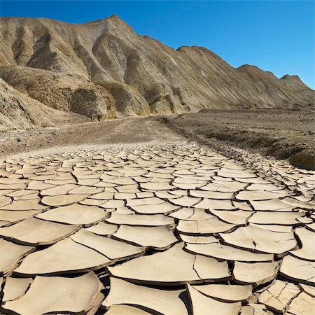 simsearch:693-06379207,k - Arrid landscape in Death Valley National Park with dry, cracked ground. Stockbilder - Microstock & Abonnement, Bildnummer: 400-03923797