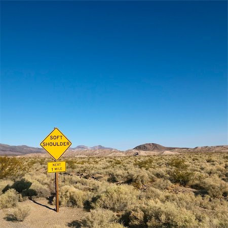 Road sign in desert for soft shoulder and mountains in distance. Photographie de stock - Aubaine LD & Abonnement, Code: 400-03923792