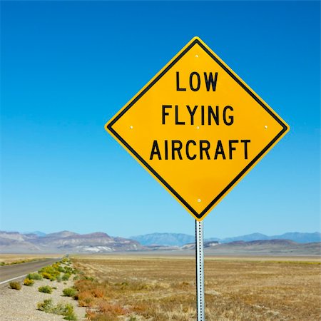 simsearch:400-03943979,k - Low flying aircraft sign alongside desloate highway. Foto de stock - Super Valor sin royalties y Suscripción, Código: 400-03923817