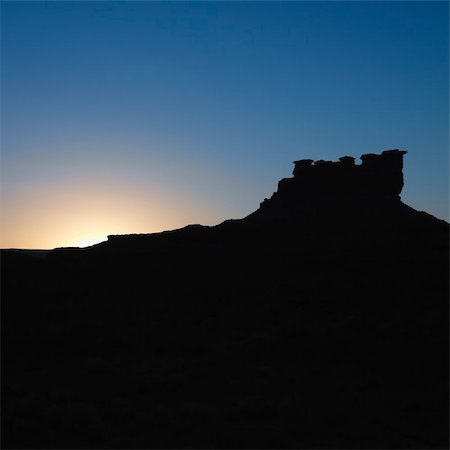 simsearch:841-06806857,k - Silhouette of Garden of the Gods rock formation at dusk in Monument Valley, Utah. Foto de stock - Super Valor sin royalties y Suscripción, Código: 400-03923847