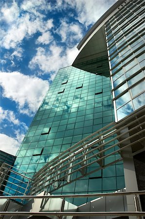 simsearch:400-03949044,k - mirror-walled business center with reflection of cloudy sky Photographie de stock - Aubaine LD & Abonnement, Code: 400-03934426