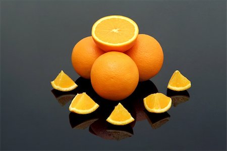 simsearch:859-06470137,k - fresh oranges on black reflective background Stock Photo - Budget Royalty-Free & Subscription, Code: 400-03934669