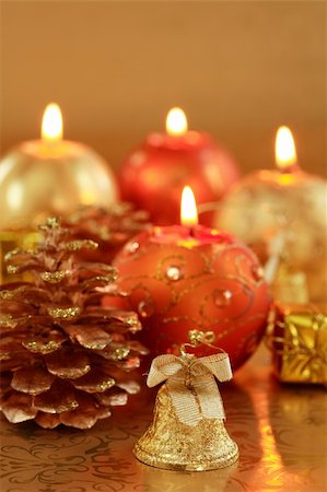 simsearch:400-03948093,k - Beautiful Christmas candles in golden and red tones as decoration Foto de stock - Royalty-Free Super Valor e Assinatura, Número: 400-03934671