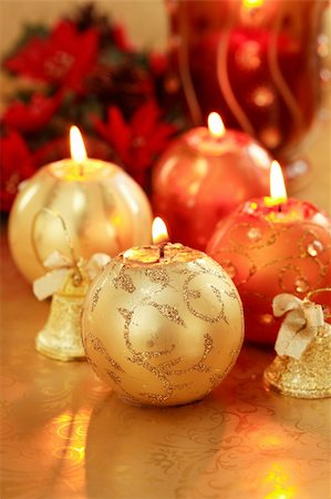 simsearch:400-03948093,k - Beautiful Christmas candles in golden and red tones as decoration Foto de stock - Royalty-Free Super Valor e Assinatura, Número: 400-03934672