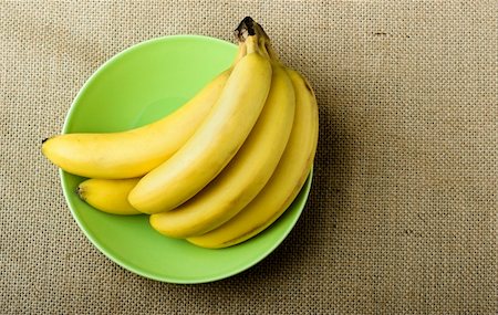 simsearch:400-07619844,k - Bananas in a green plate Foto de stock - Royalty-Free Super Valor e Assinatura, Número: 400-03935191