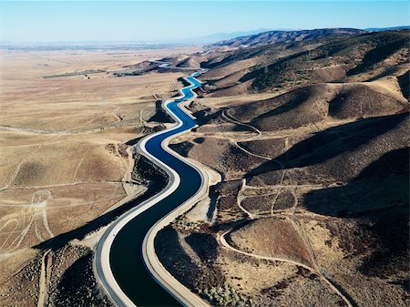 Aerial view of water carrying aqueduct in Outer Los Angeles, California. Photographie de stock - Aubaine LD & Abonnement, Code: 400-03935511