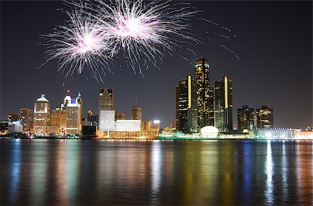 fleuve détroit - Fireworks displane over the waterfront and skyline of Detroit Michigan Photographie de stock - Aubaine LD & Abonnement, Code: 400-03935635