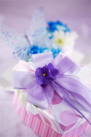 simsearch:614-06896455,k - Detail of beautiful gift box in violet Photographie de stock - Aubaine LD & Abonnement, Code: 400-03936054