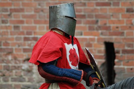 A medieval knight mounting a horse Stockbilder - Microstock & Abonnement, Bildnummer: 400-03936089