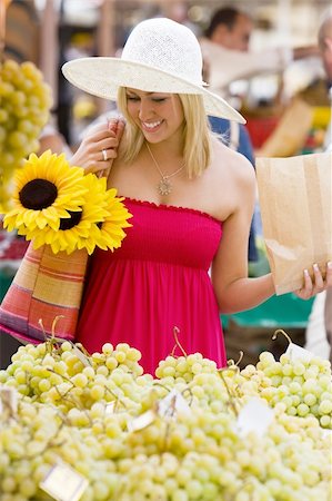 simsearch:400-04058311,k - A beautiful young woman shopping for fruit in a market Foto de stock - Super Valor sin royalties y Suscripción, Código: 400-03936092