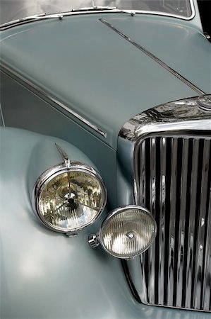simsearch:700-01030222,k - The chrome grill and headlights of an antique classic car.  Slightly desaturated. Foto de stock - Super Valor sin royalties y Suscripción, Código: 400-03936183