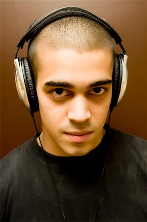 simsearch:400-04842256,k - young man listening to music with headphones Photographie de stock - Aubaine LD & Abonnement, Code: 400-03936409