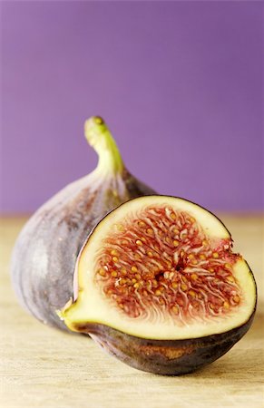 simsearch:695-05771097,k - whole and half a fig on wooden chopping board Photographie de stock - Aubaine LD & Abonnement, Code: 400-03936468