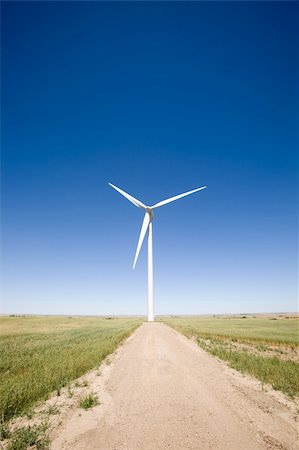 A wind turbine on the flat prairie Foto de stock - Super Valor sin royalties y Suscripción, Código: 400-03936600