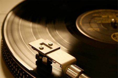 simsearch:614-06719314,k - A record player "playing" a vinyl record Foto de stock - Super Valor sin royalties y Suscripción, Código: 400-03936601