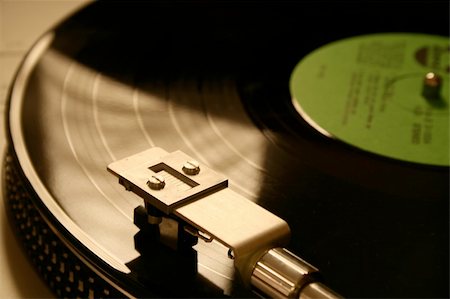 A record player "playing" a vinyl record Stockbilder - Microstock & Abonnement, Bildnummer: 400-03936602