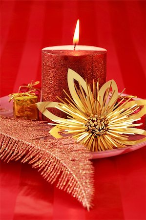 simsearch:400-03948093,k - Christmas candles in red tone Foto de stock - Royalty-Free Super Valor e Assinatura, Número: 400-03936764