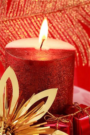 simsearch:400-03948093,k - Christmas candles in red tone Foto de stock - Royalty-Free Super Valor e Assinatura, Número: 400-03936765