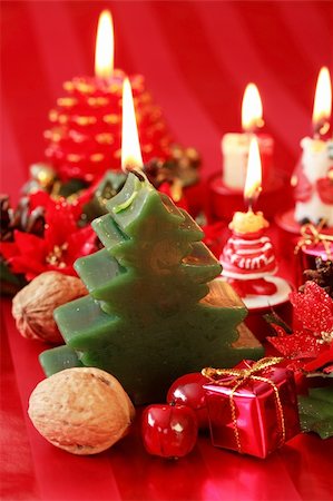 simsearch:400-03948093,k - Christmas candles in red tone Foto de stock - Royalty-Free Super Valor e Assinatura, Número: 400-03936763