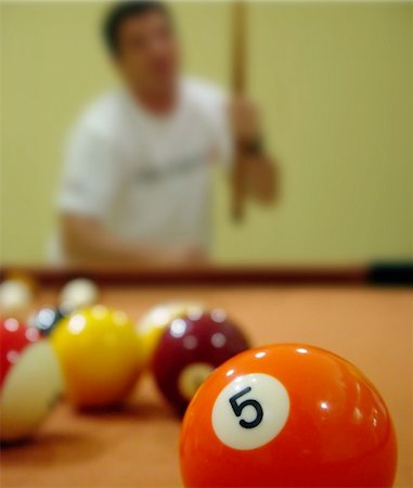 A man playing pool Foto de stock - Super Valor sin royalties y Suscripción, Código: 400-03936876