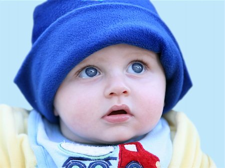 simsearch:400-03947588,k - Cute happy 6 month old baby in a hat Foto de stock - Super Valor sin royalties y Suscripción, Código: 400-03936889