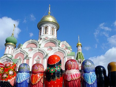 simsearch:400-05671249,k - Row of Matryoshkas (Russian nesting doll) and a church at Red Square Photographie de stock - Aubaine LD & Abonnement, Code: 400-03937074