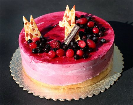 simsearch:400-05754691,k - Birthday cake with berries and decorations Foto de stock - Super Valor sin royalties y Suscripción, Código: 400-03937100