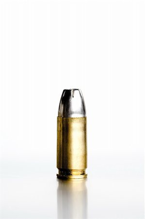sascha (artist) - bullet on white, 9mm silver tipped bullet closeup on white, highkey and processed high-contrast Fotografie stock - Microstock e Abbonamento, Codice: 400-03937148
