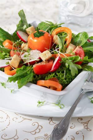 simsearch:400-04053976,k - Delicious healthy salad with low calorie Fotografie stock - Microstock e Abbonamento, Codice: 400-03937169