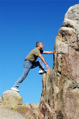 Man climbing to the top of the mountain Foto de stock - Super Valor sin royalties y Suscripción, Código: 400-03937509