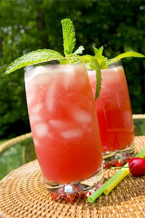 simsearch:622-07743509,k - Two glasses of watermelon drink garnished with mint Stockbilder - Microstock & Abonnement, Bildnummer: 400-03937524