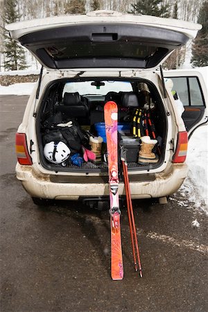 simsearch:400-03944669,k - Rear view of automobile with back door open and ski equipment inside. Photographie de stock - Aubaine LD & Abonnement, Code: 400-03937767