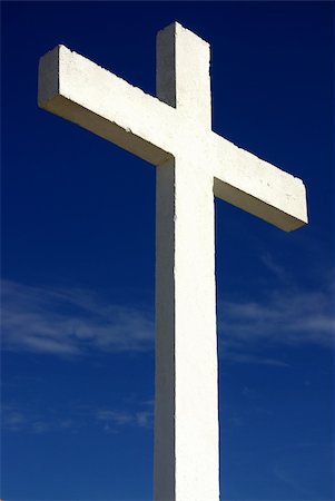 white cross and church against blue sky Foto de stock - Super Valor sin royalties y Suscripción, Código: 400-03938047