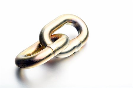 sascha (artist) - chain link high-key - a single, heavy golden industrial link shot high-key on brushed metal. Fotografie stock - Microstock e Abbonamento, Codice: 400-03938169