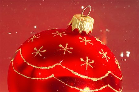 simsearch:633-02418094,k - Christmas decoration made of red ball in a water Stockbilder - Microstock & Abonnement, Bildnummer: 400-03938208