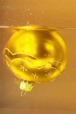 simsearch:633-02418094,k - Christmas decoration made of golden ball in a water Stockbilder - Microstock & Abonnement, Bildnummer: 400-03938200