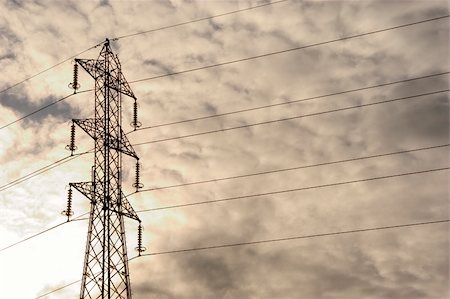 power lines in a cloudy sky Photographie de stock - Aubaine LD & Abonnement, Code: 400-03938228