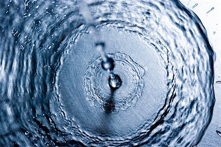 slicky (artist) - blue clean water falls to the metal Foto de stock - Royalty-Free Super Valor e Assinatura, Número: 400-03938493