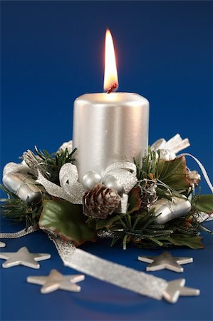 simsearch:400-03964349,k - Festive Christmas candles as table decoration Foto de stock - Super Valor sin royalties y Suscripción, Código: 400-03938549