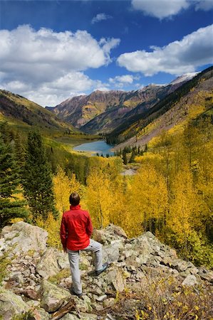 Woman facing away from camera looking over a beautiful autumn landscape in Colorado. Foto de stock - Royalty-Free Super Valor e Assinatura, Número: 400-03938691