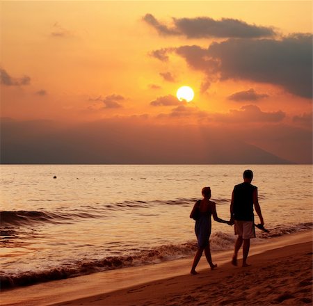 simsearch:400-03942507,k - Couple walking on the beach at sunset Fotografie stock - Microstock e Abbonamento, Codice: 400-03938991