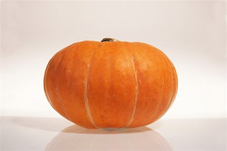 simsearch:600-03659249,k - Pumpkin - autumn and halloween symbol Stockbilder - Microstock & Abonnement, Bildnummer: 400-03939137