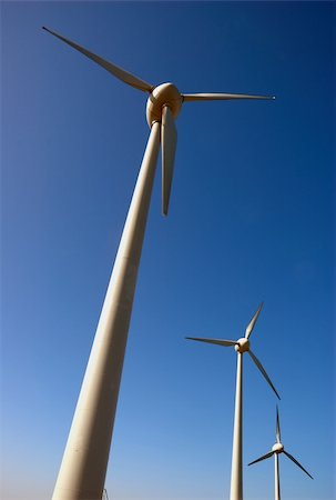 Wind generators over a clear blue sky Foto de stock - Super Valor sin royalties y Suscripción, Código: 400-03939156