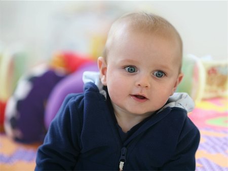 simsearch:400-03947588,k - Cute happy 6 month old baby playing Foto de stock - Super Valor sin royalties y Suscripción, Código: 400-03939546