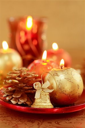 simsearch:400-03948093,k - Beautiful Christmas candles in golden and red tones as decoration Foto de stock - Royalty-Free Super Valor e Assinatura, Número: 400-03930110