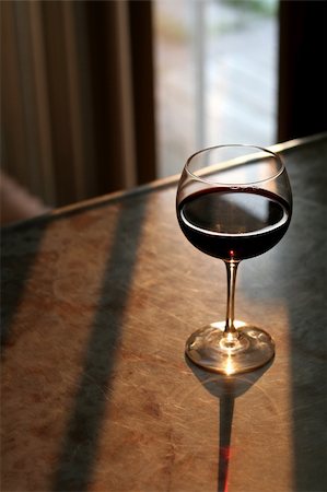 A glass of red wine brightly lit by the sun. Photographie de stock - Aubaine LD & Abonnement, Code: 400-03930549